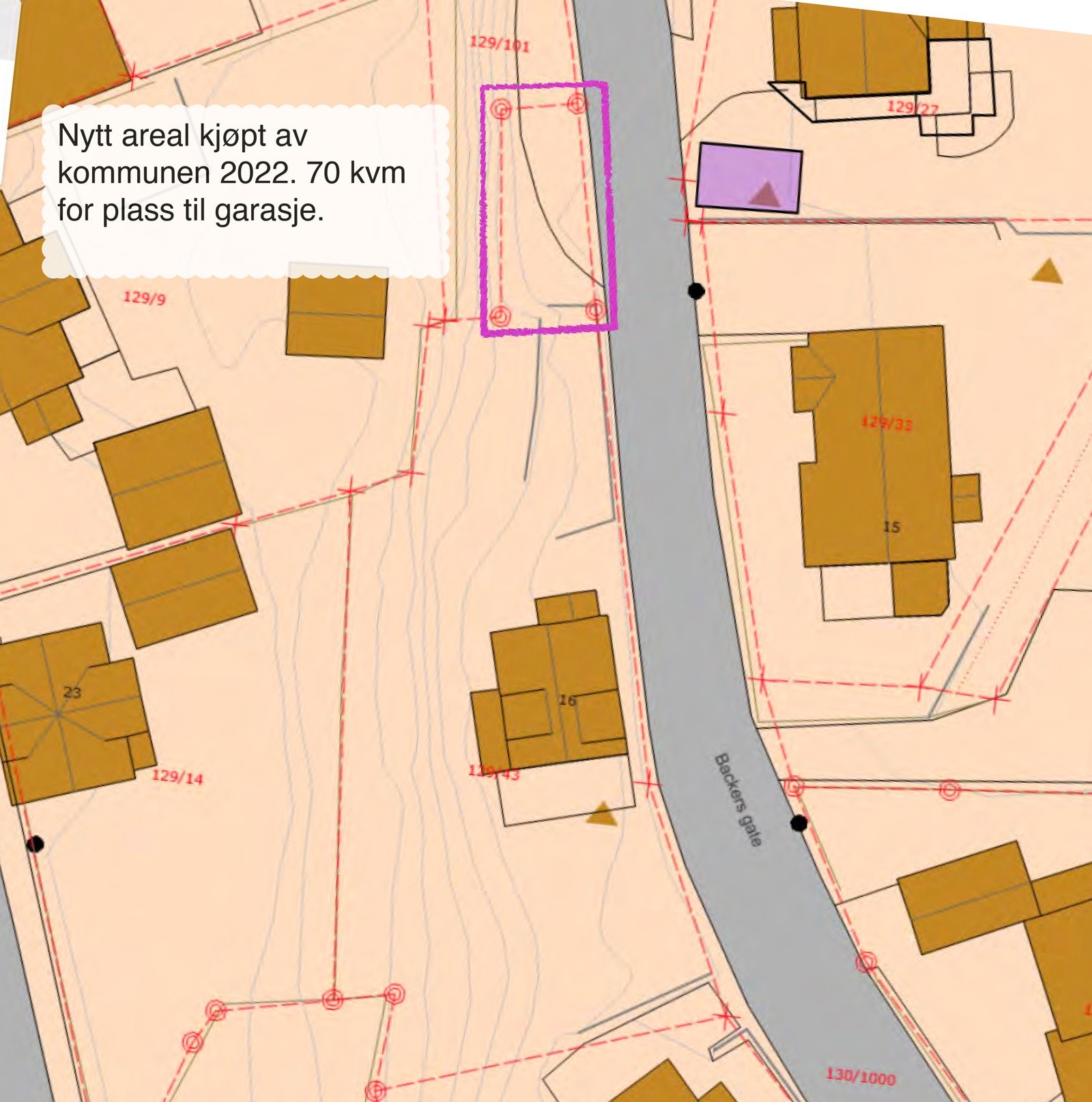 Selger har kjøpt ca. 70 kvm. tomt av Holmestrand kommune som de bruker som parkeringsplass. Her kan det være plass til 3 biler. Galleribilde