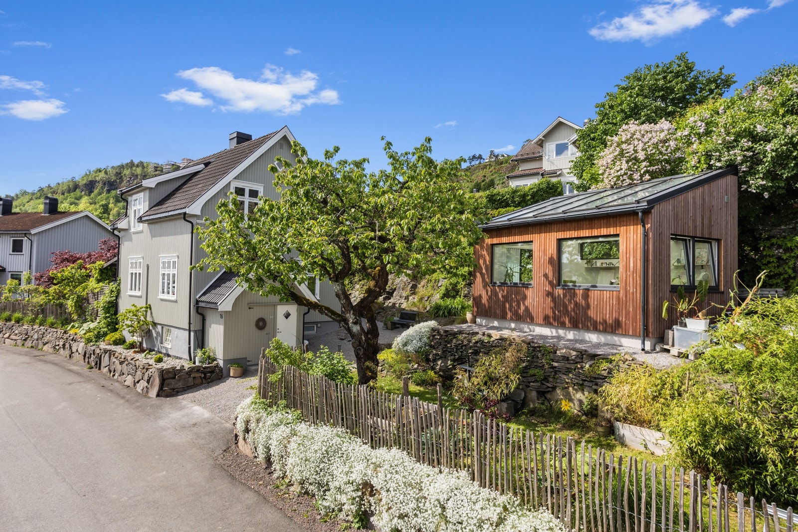 Nydelig enebolig med flott anneks nær Holmestrand sentrum i Backers gate 16. Galleribilde