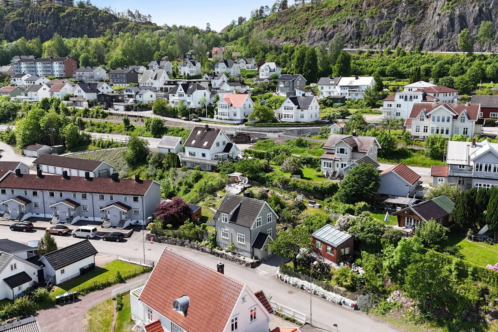 Her lever man tilbaketrukket i et rolig område, og likevel sentralt med gangavstand til alle hverdagens nødvendigheter. Galleribilde
