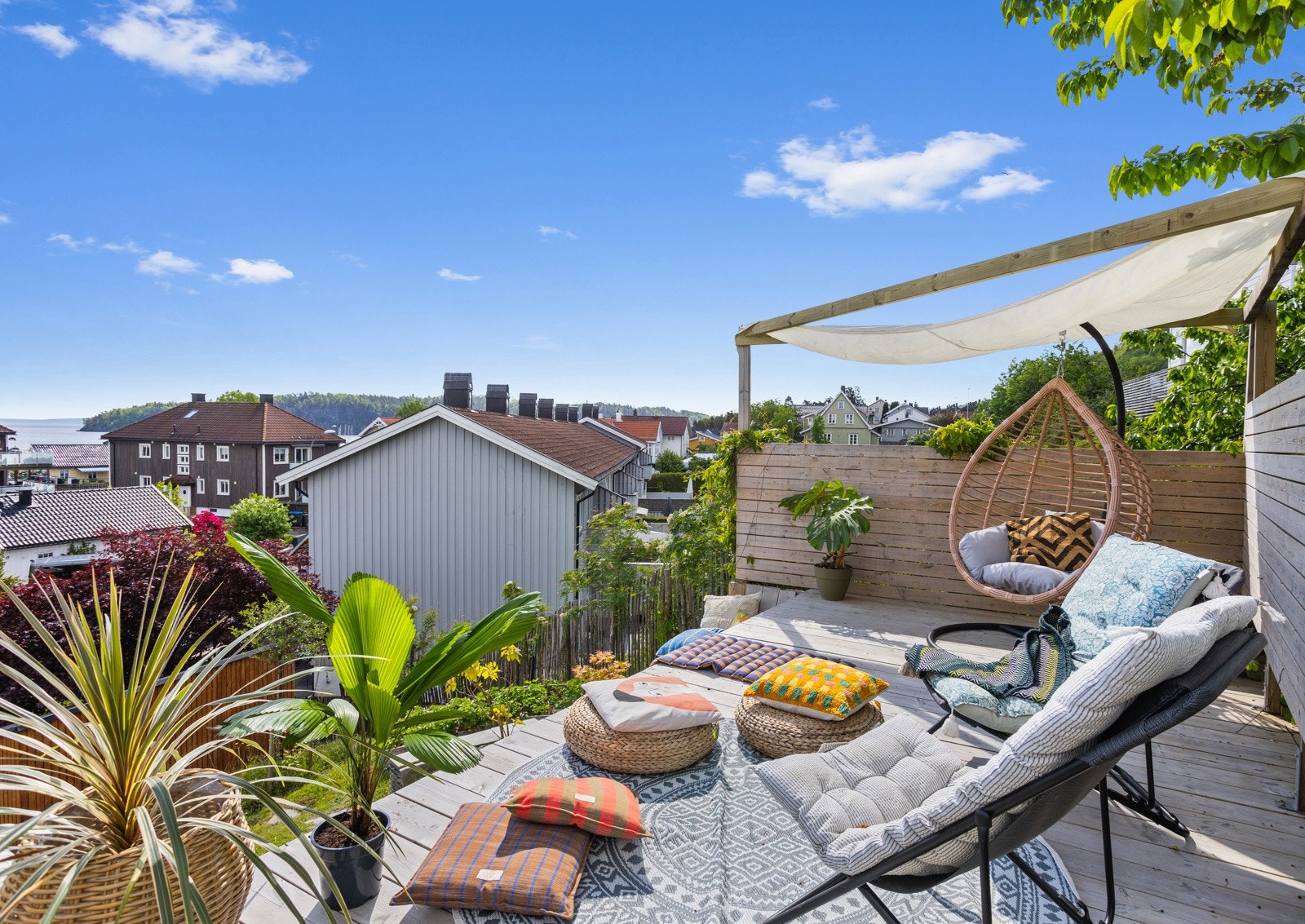 Høyt i terrenget er det etablert en flott uteplass hvor sol og utsikt kan nytes til det fulle. Galleribilde