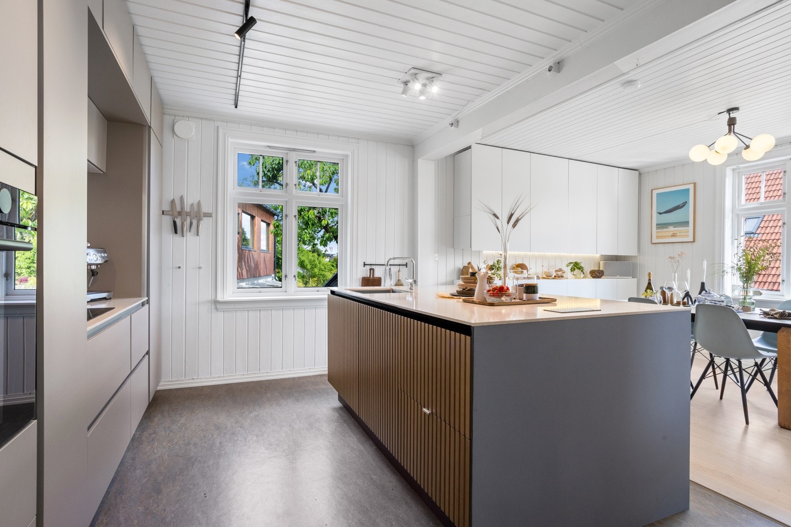 Kjøkkenøya fungerer som et midtpunktet og skaper en pol å bevege seg rundt. Galleribilde