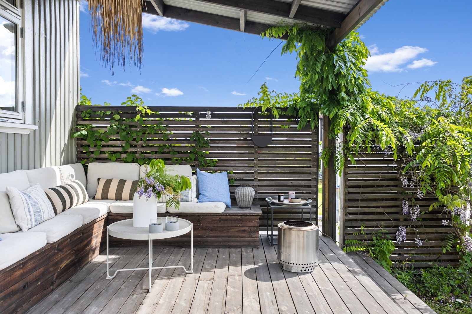 Deler av uteplassen har takoverbygg, så kan man sitte ute selv når det drypper. Galleribilde