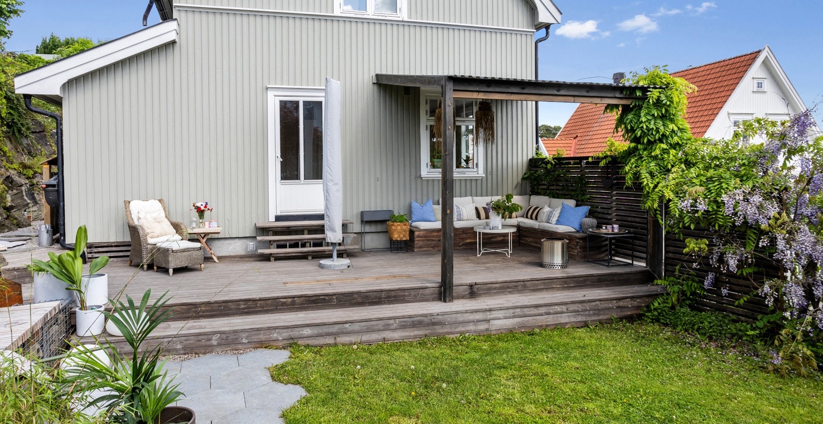 Platting utenfor hovedstuen med god plass til familie og venner. Galleribilde