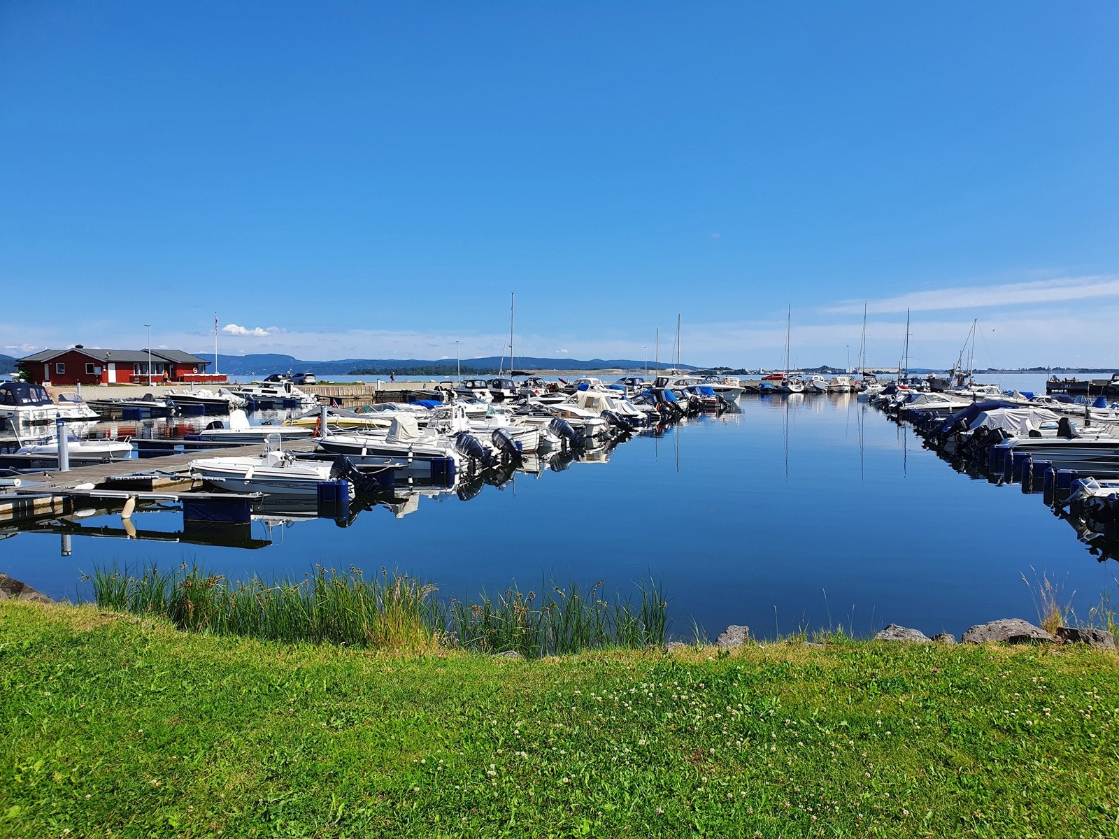 Rolig småbåthavn skaper en hyggelig atmosfære i lokalmiljøet. Galleribilde
