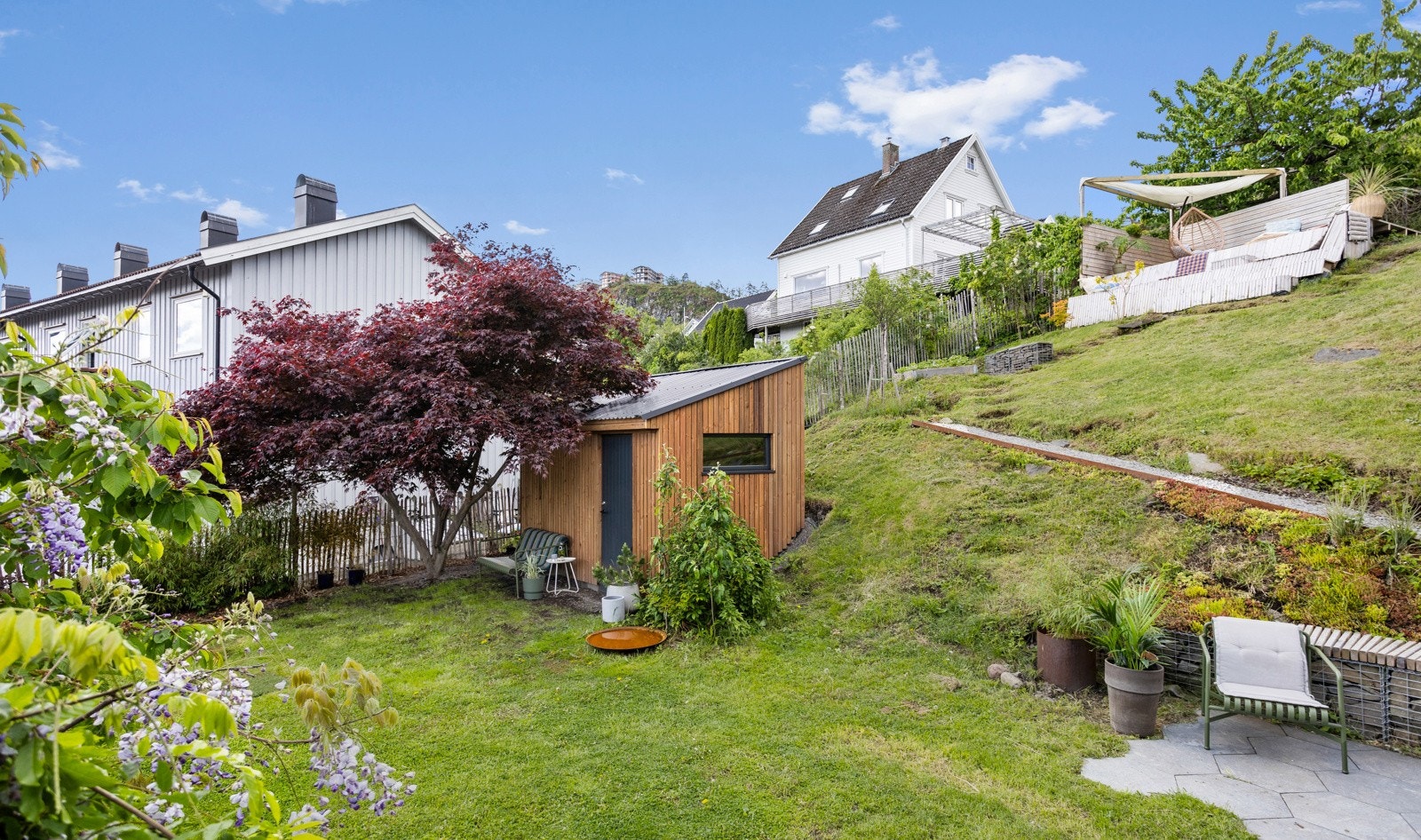 I 2024 ble det også satt opp en frittstående utebod på ca. 7 kvm. Perfekt til oppbevaring av hageredskaper, sesongartikler o.l. Galleribilde