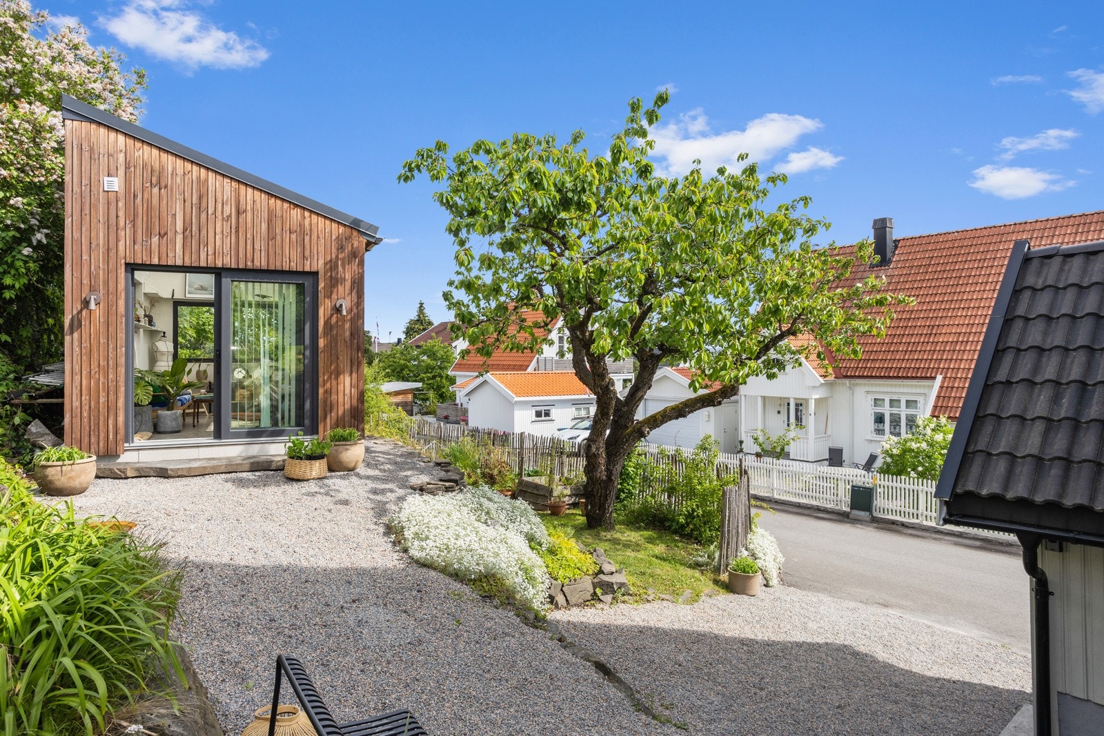 Gruset gårdsplass. Galleribilde