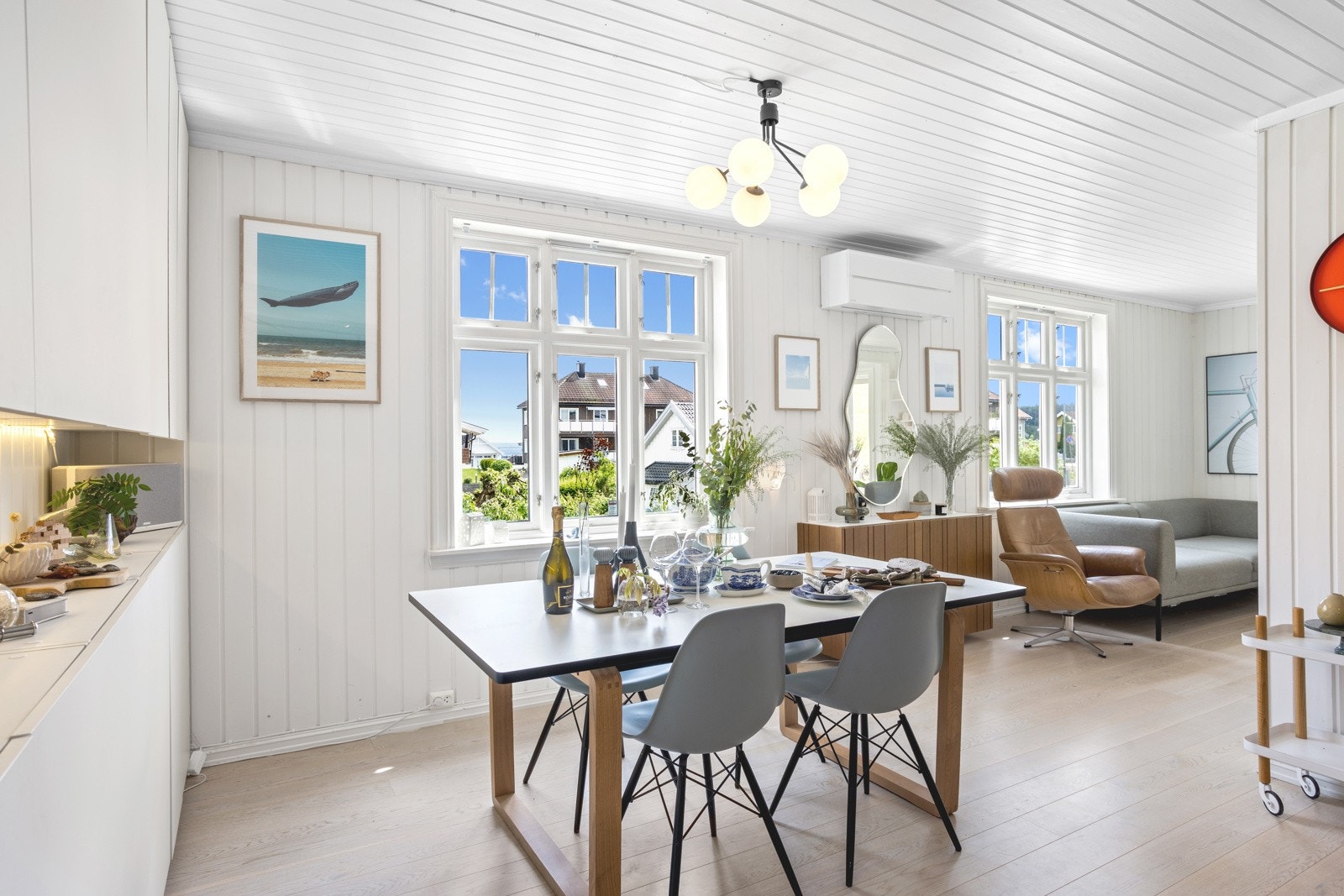 Her ligger stue, spisestue og kjøkken i åpen løsning, men likevel i egne soner. Galleribilde