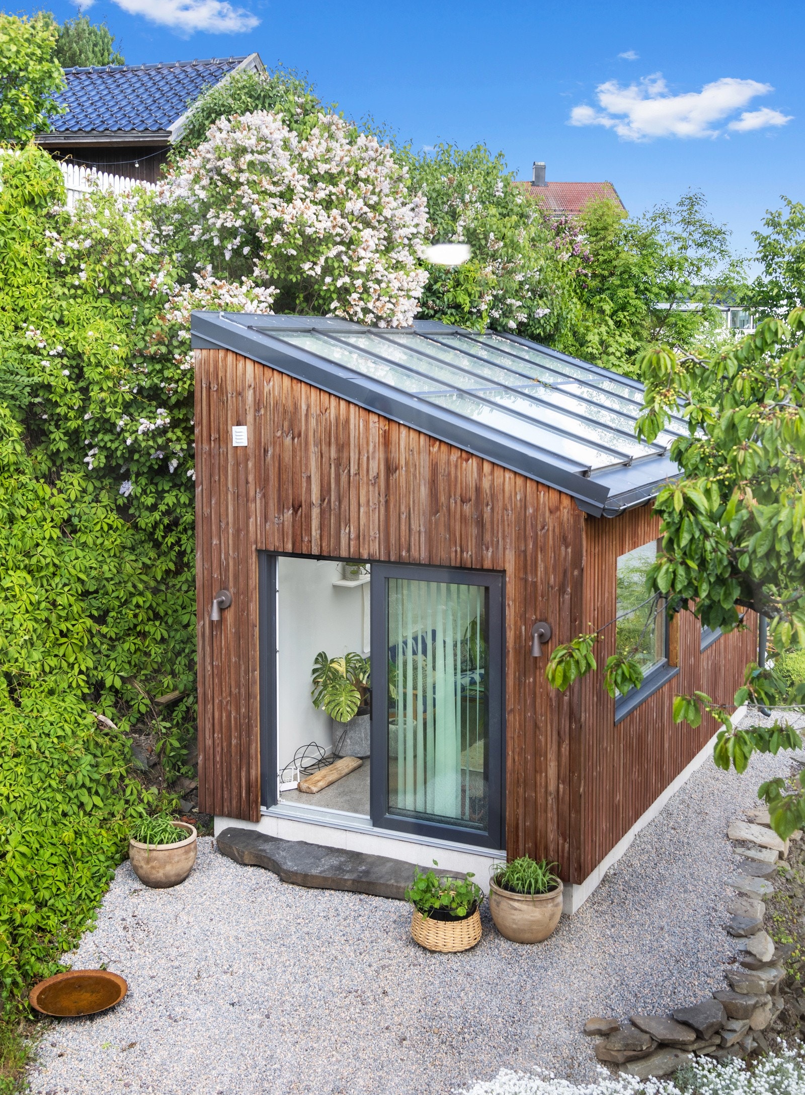 I 2022 ble det oppført en flott, frittliggende vinterhage på tomten. Galleribilde