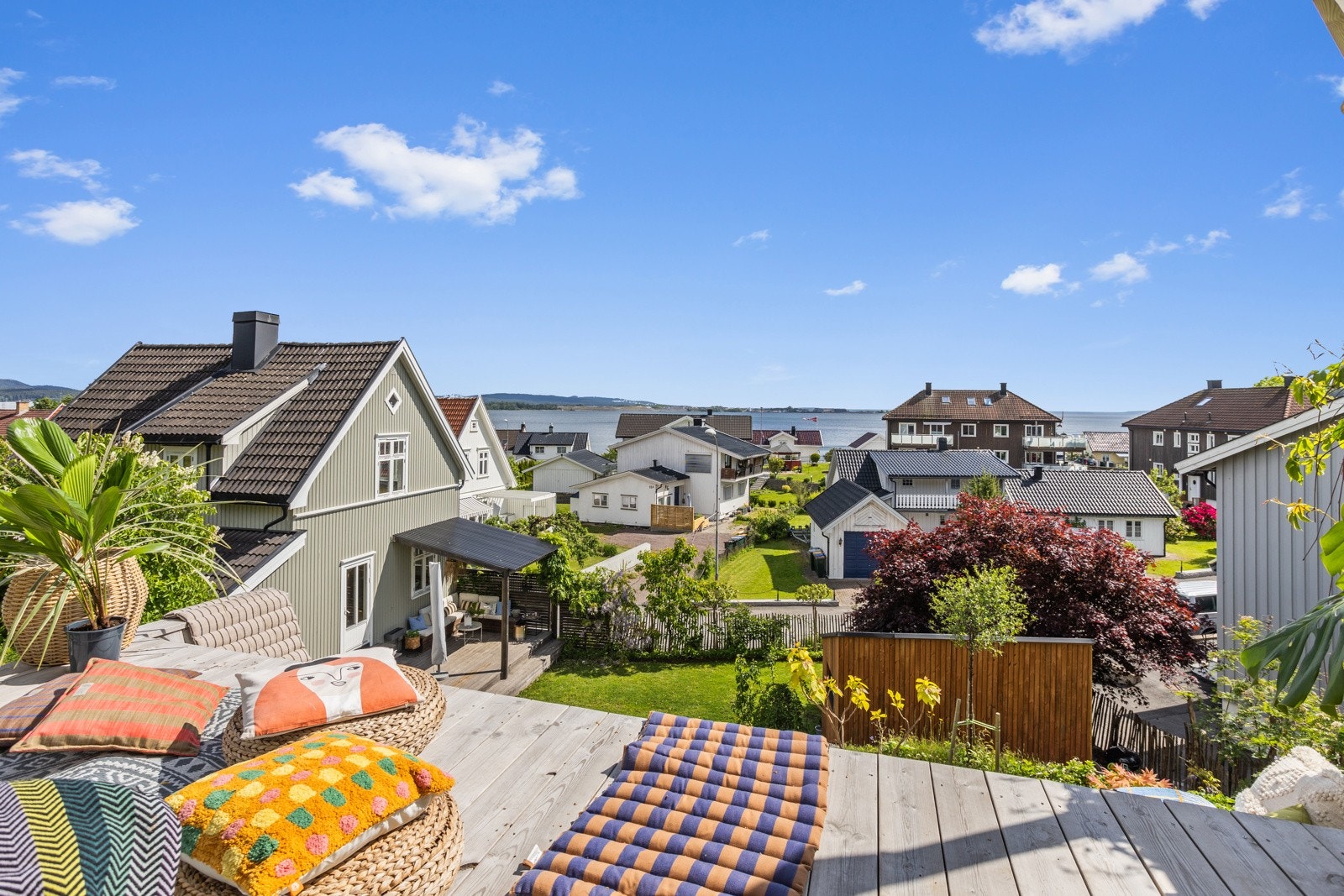 Utsikt mot Holmestrandfjorden fra egne uteplasser. Galleribilde