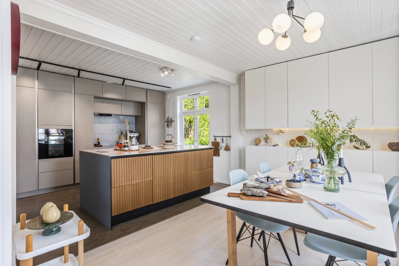 Det sjarmerende huset er originalt bygget i 1933, men har blitt toalrenovert og fremstår som et moderne og lekkert hjem med sjarm. Galleribilde