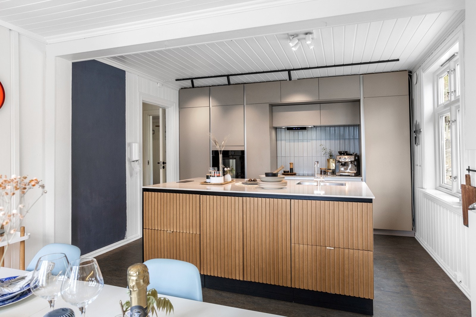 Stilrent og toppmoderne kjøkken med integrerte hvitevarer som skaper en helhetlig utførelse. Galleribilde