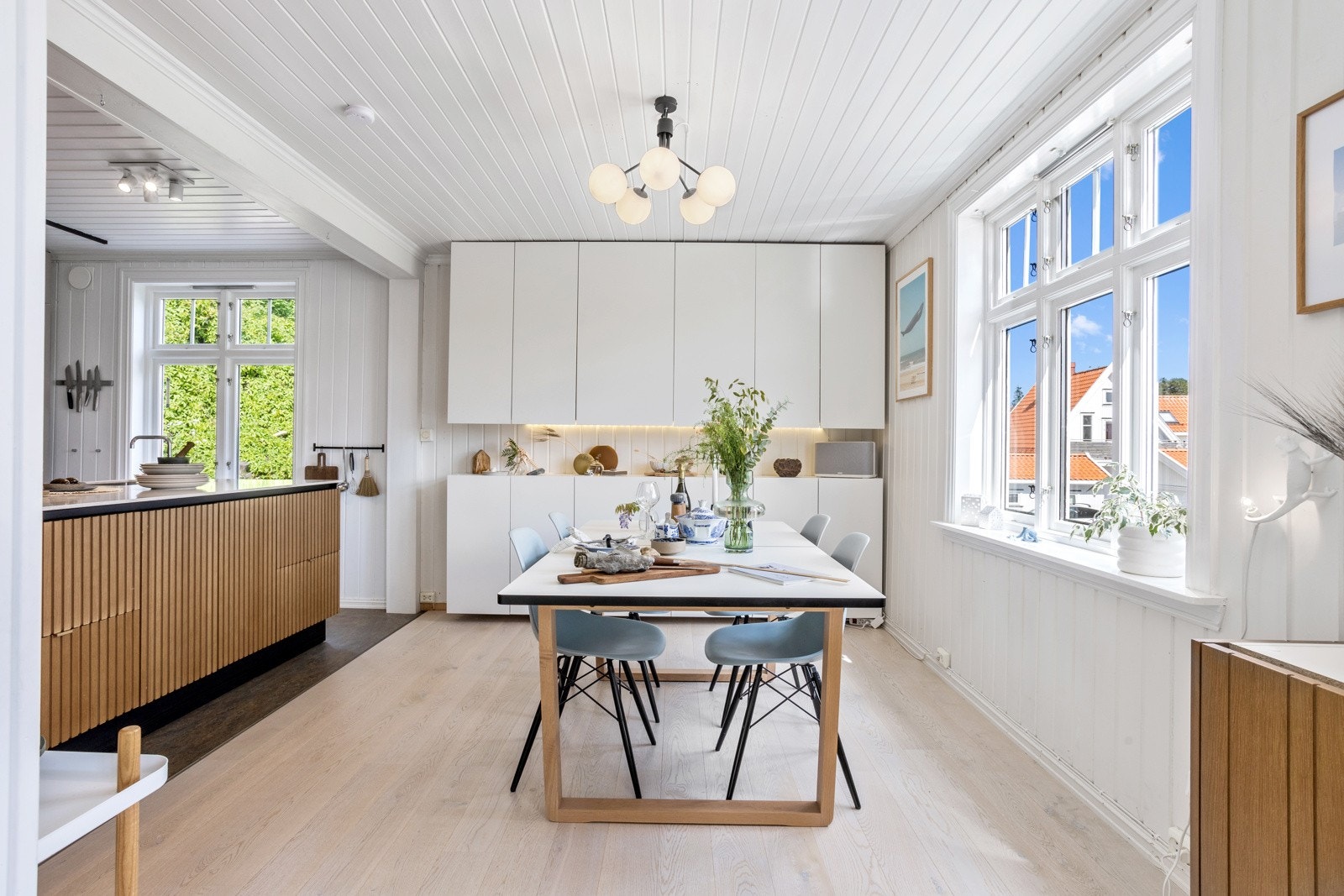 God plass til spisebord ved kjøkkensonen. Galleribilde