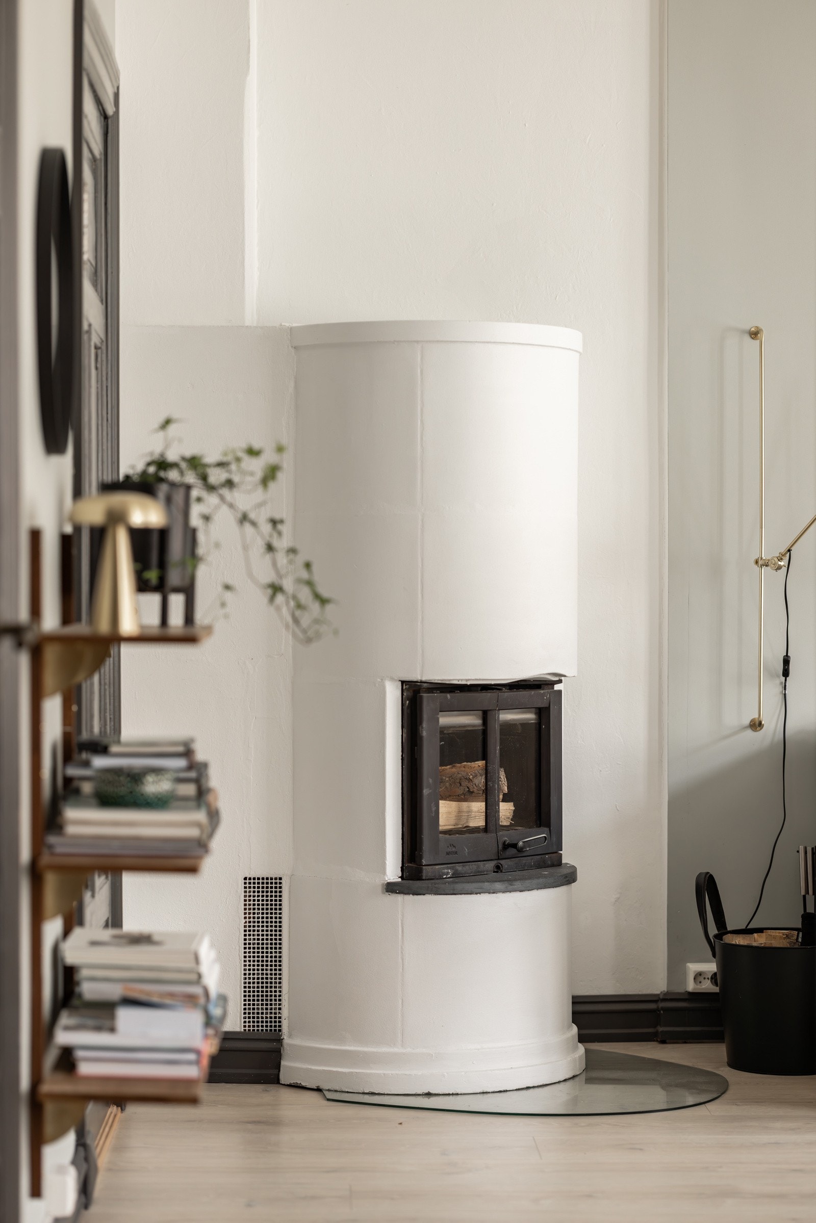 Koselig Jøtul peisovn i hjørnet som gir lun og god varme på kalde vinterdager. Galleribilde