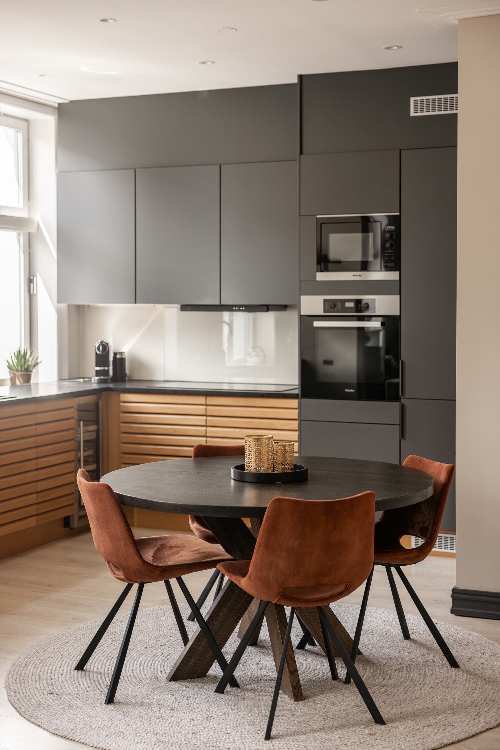 Fin plass til spisebord på kjøkkenet som kan forlenges inn i stuen ved selskaper. Galleribilde