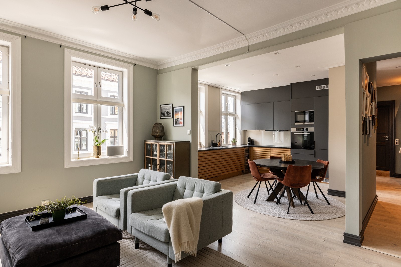 - Leiligheten har et sosialt og stilrent kjøkken fra 2020 og senere oppgradert. Kjøkkenet har godt med benke- og skapplass. Galleribilde