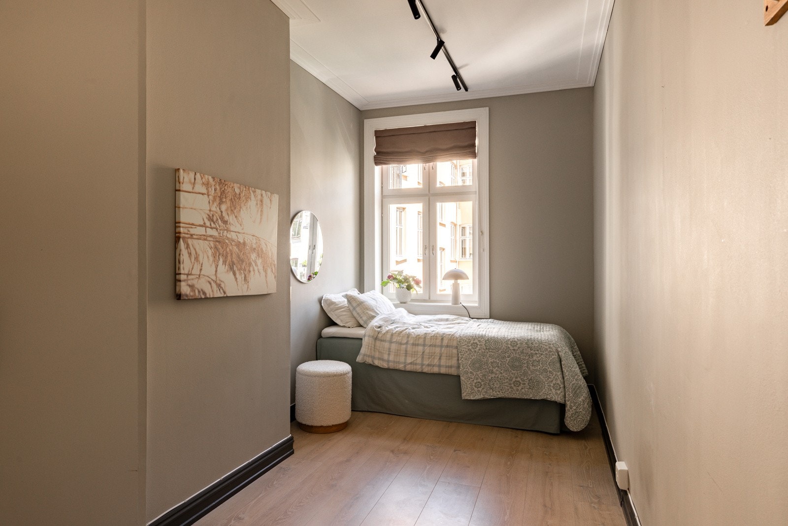 De andre soverommene har plass til seng, skrivepult eller annet ønsket møblement. Galleribilde