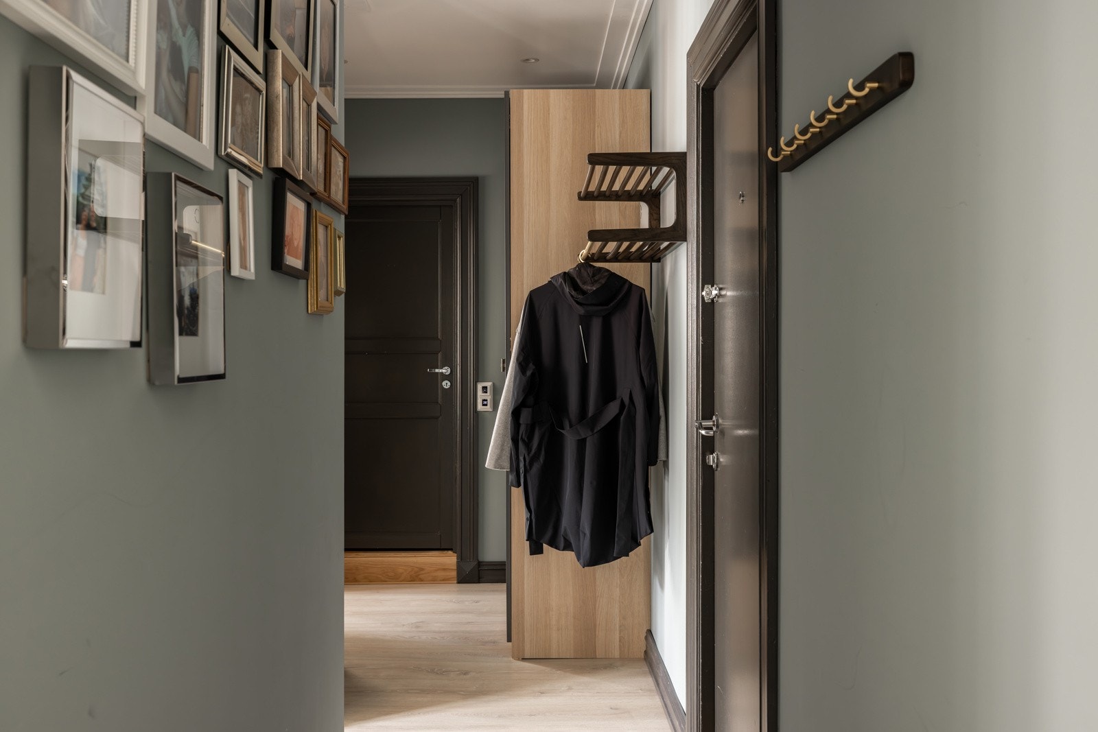 Innbydende entré som gir et velfortjent godt førsteinntrykk av leiligheten. Galleribilde