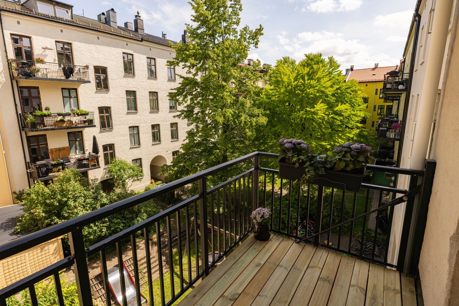 Perfekt plass for å nyte morgenkaffen i rolige og skjermede omgivelser. Galleribilde