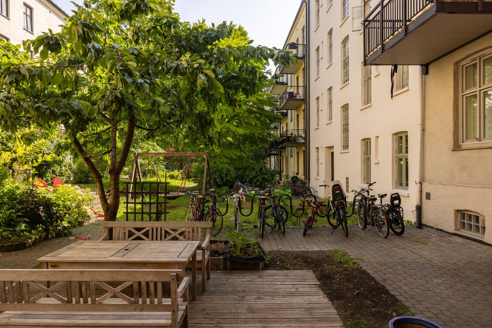 Det er felles vognskur- og sykkelparkering i bakgården. Galleribilde
