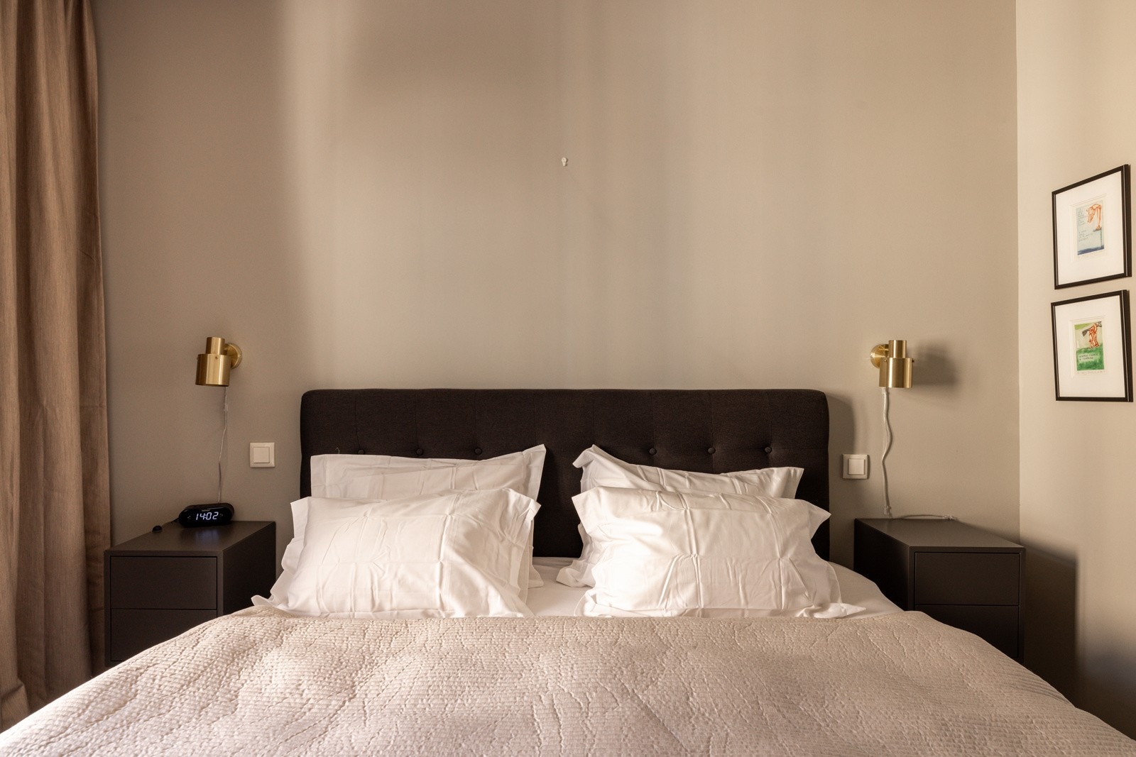 Stort og luftig hovedsoverom med god plass til dobbeltseng, nattbord og annet ønsket møblement. Galleribilde