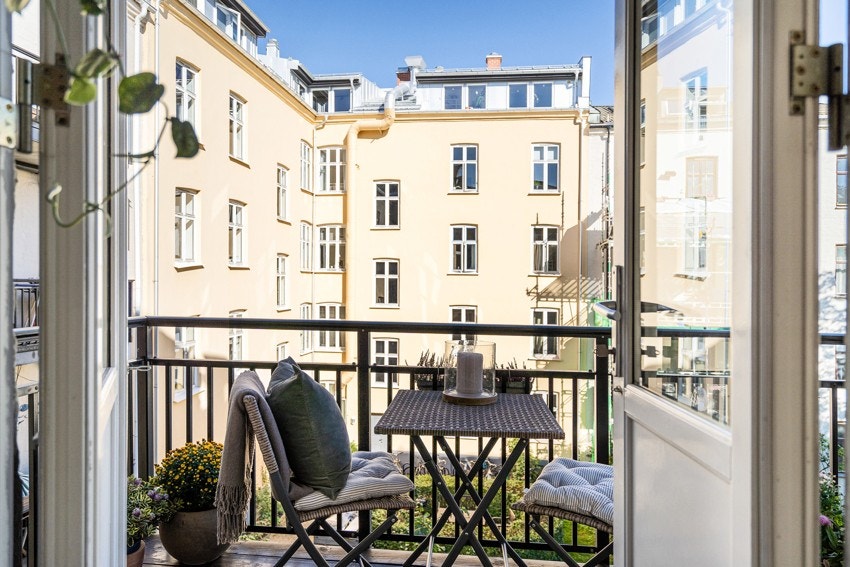 Balkongen er på ca. 5 m² med fin plass til sittegruppe og planter. (Bilde fra tidligere salg). Galleribilde