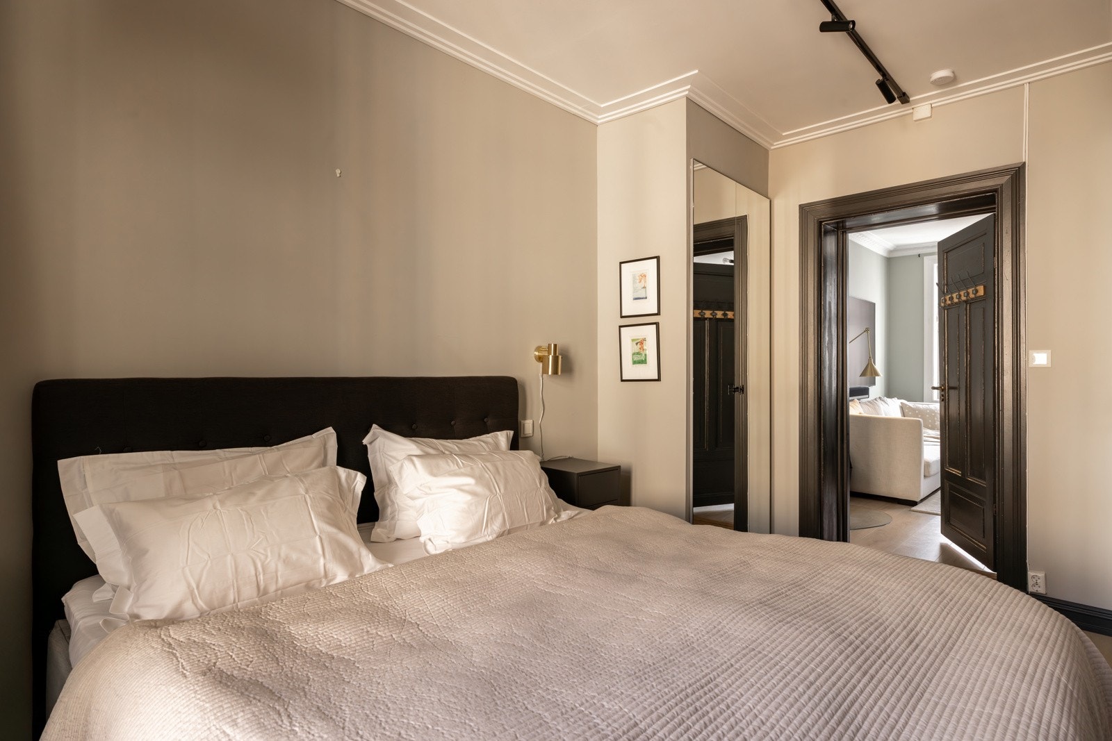 Veggene er malt i en lys og behagelig tone. Galleribilde