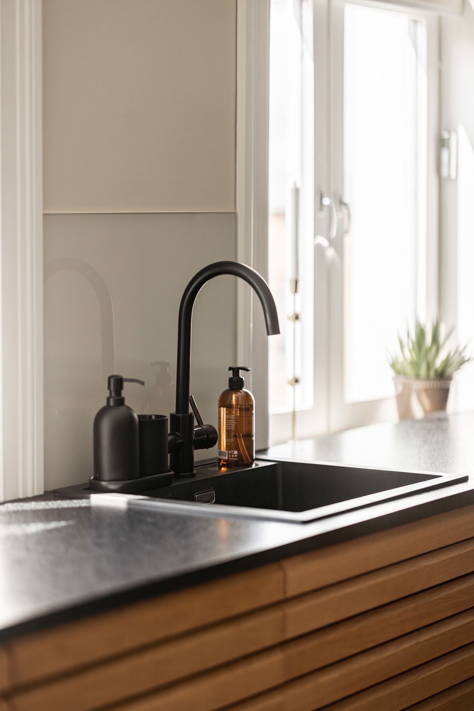 Det er montert komfyrvakt og waterguard på kjøkkenet. Galleribilde