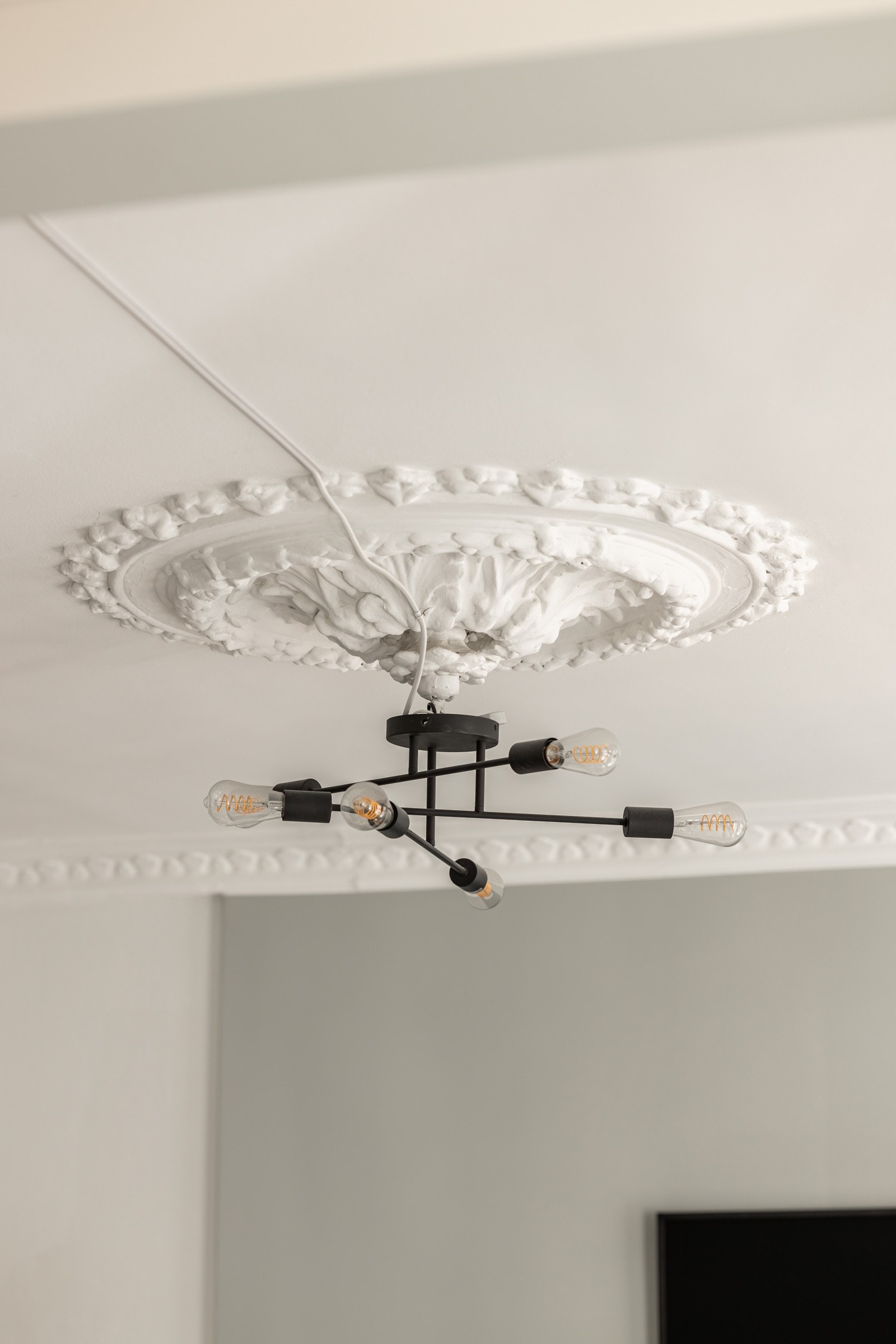 Flere klassiske detaljer med flott rosett og stukkatur i himlingen. Galleribilde