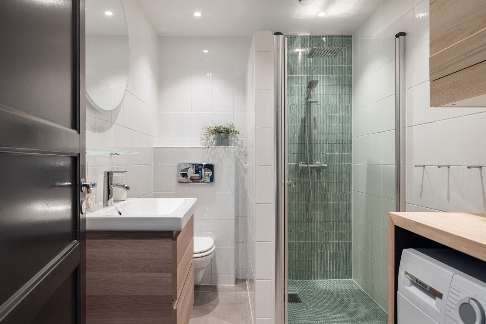 Pent og flislagt baderom, med varme i gulv og downlights i himling. Galleribilde