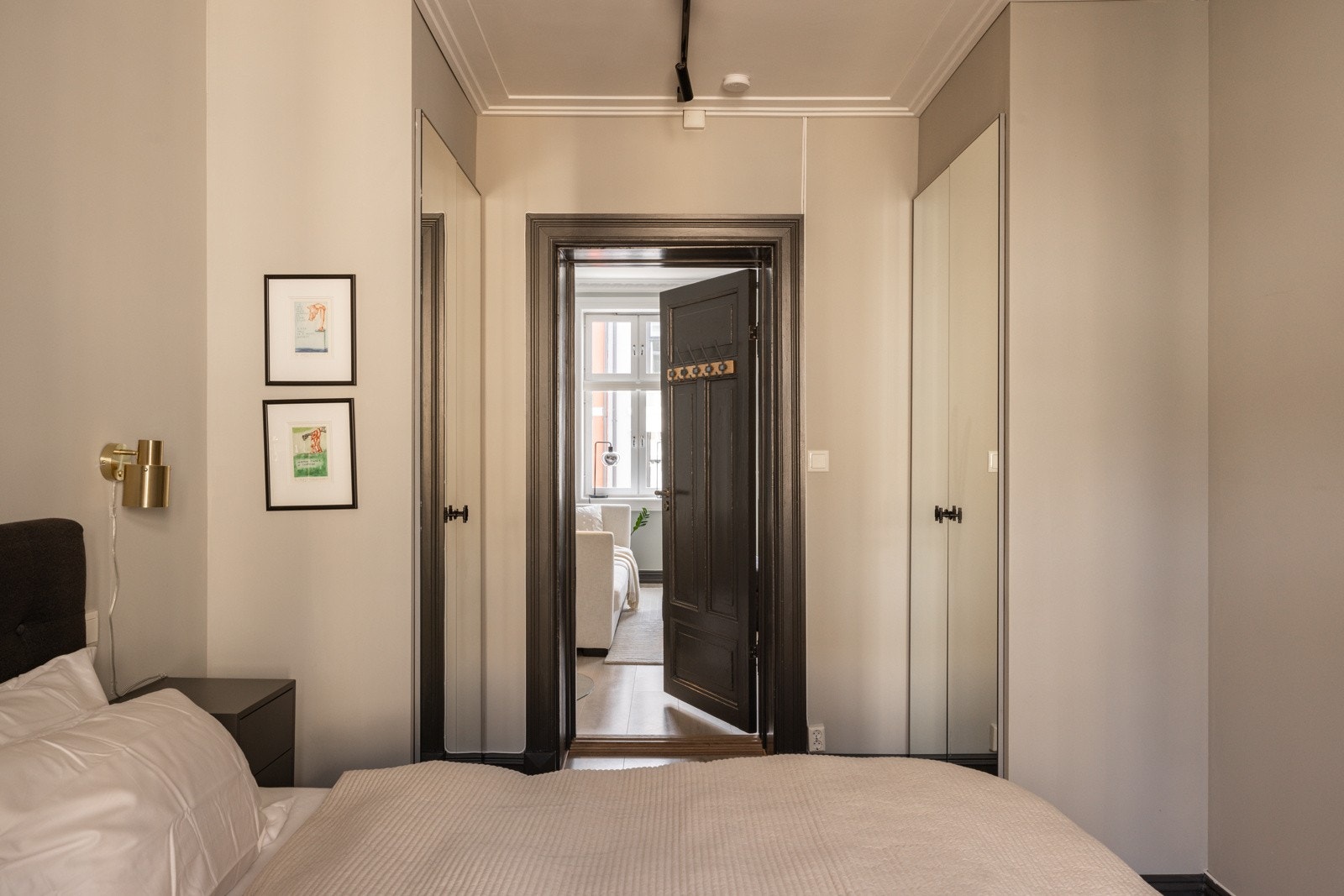 Godt med oppbevaring i spesialtilpassede garderobeskap (2 stk) fra 2020 med speilfronter. Galleribilde