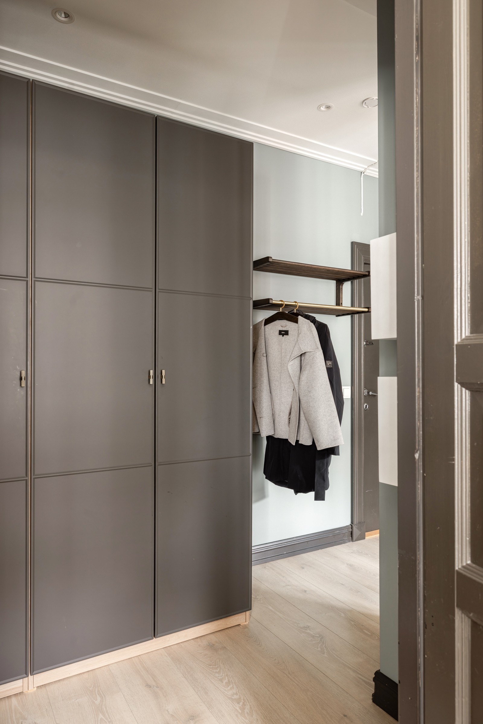 Her er det god plass til yttertøy i garderobeskap. Galleribilde