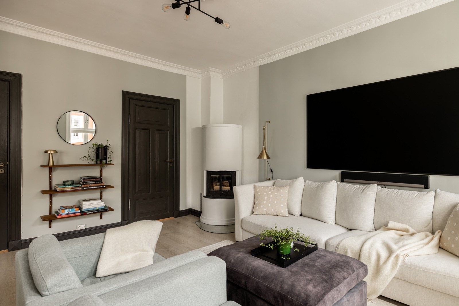 På gulvet er det pen laminat med varmefolie på kjøkken, stue og gang. Galleribilde