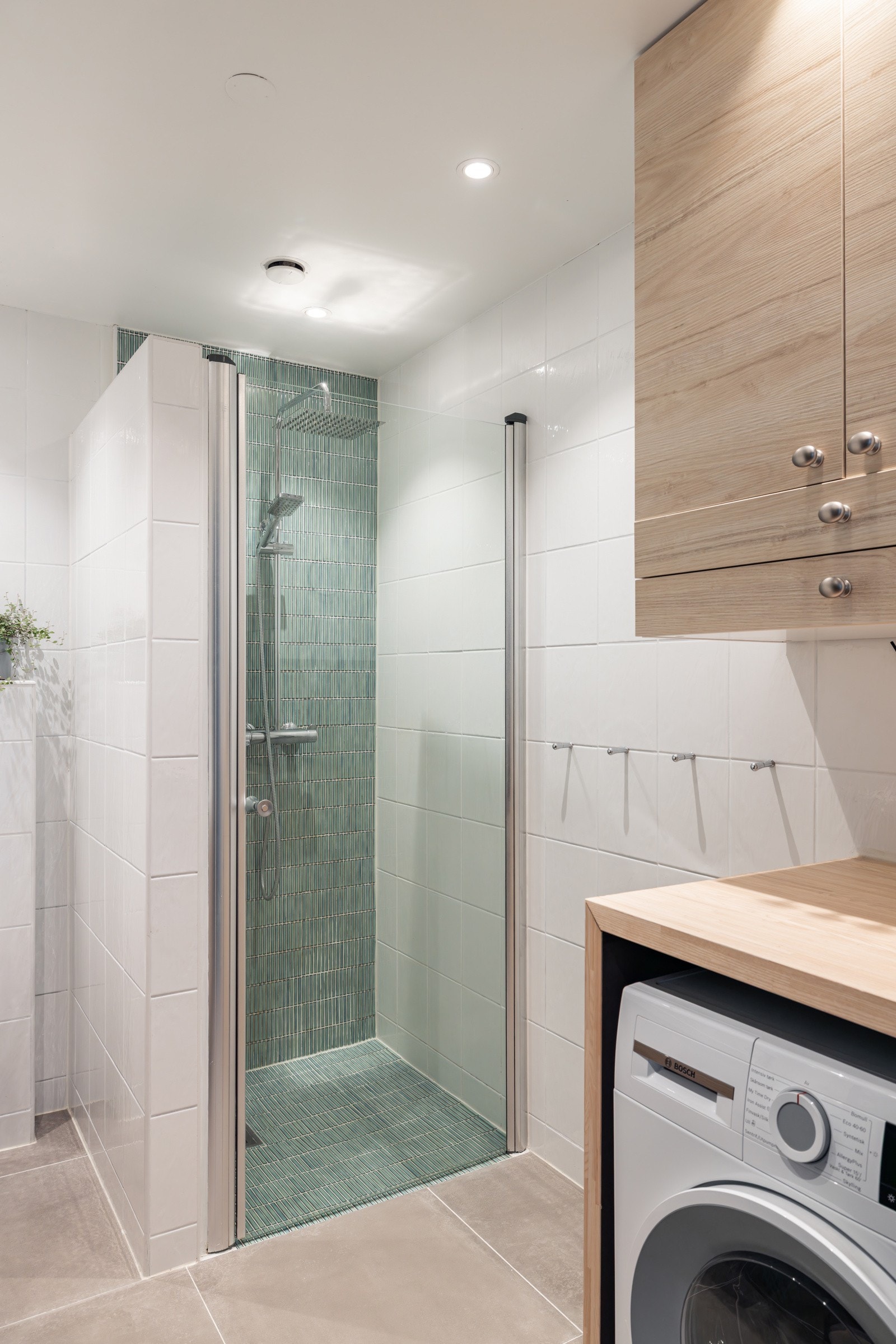 Dusjvegg samt ny regnfallsdusj med armatur er montert våren 2022. Galleribilde