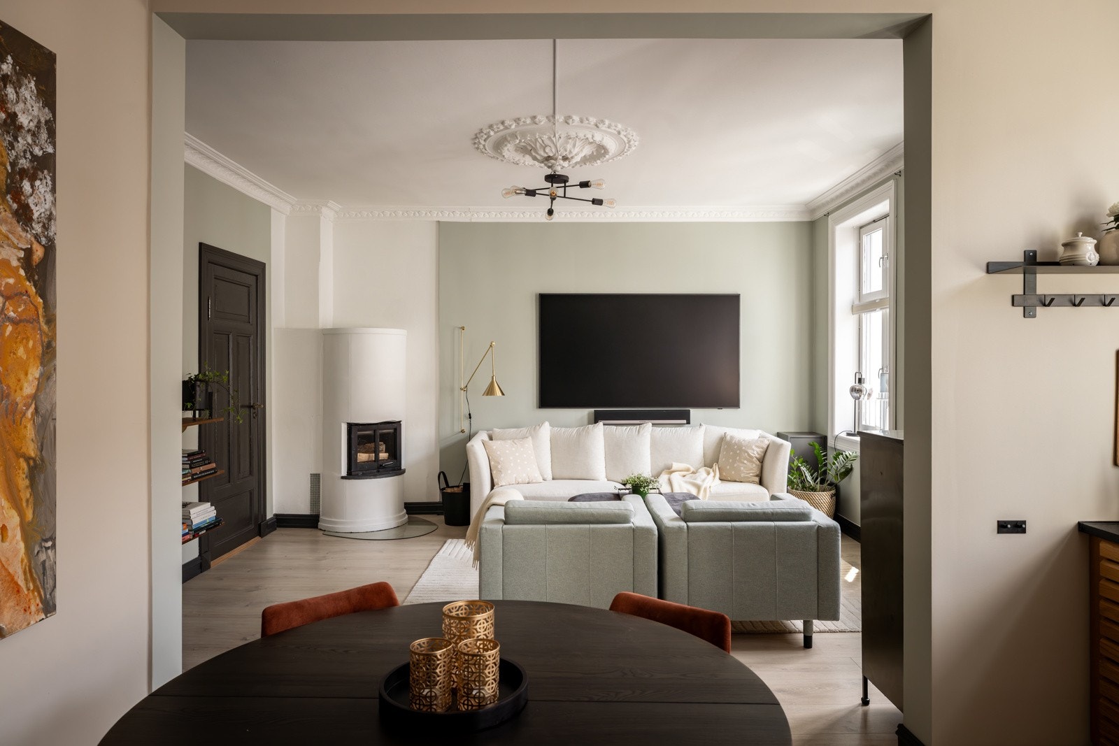 Boligen byr på en gjennomgående og god planløsning med generøs takhøyde og store vindusflater. Galleribilde