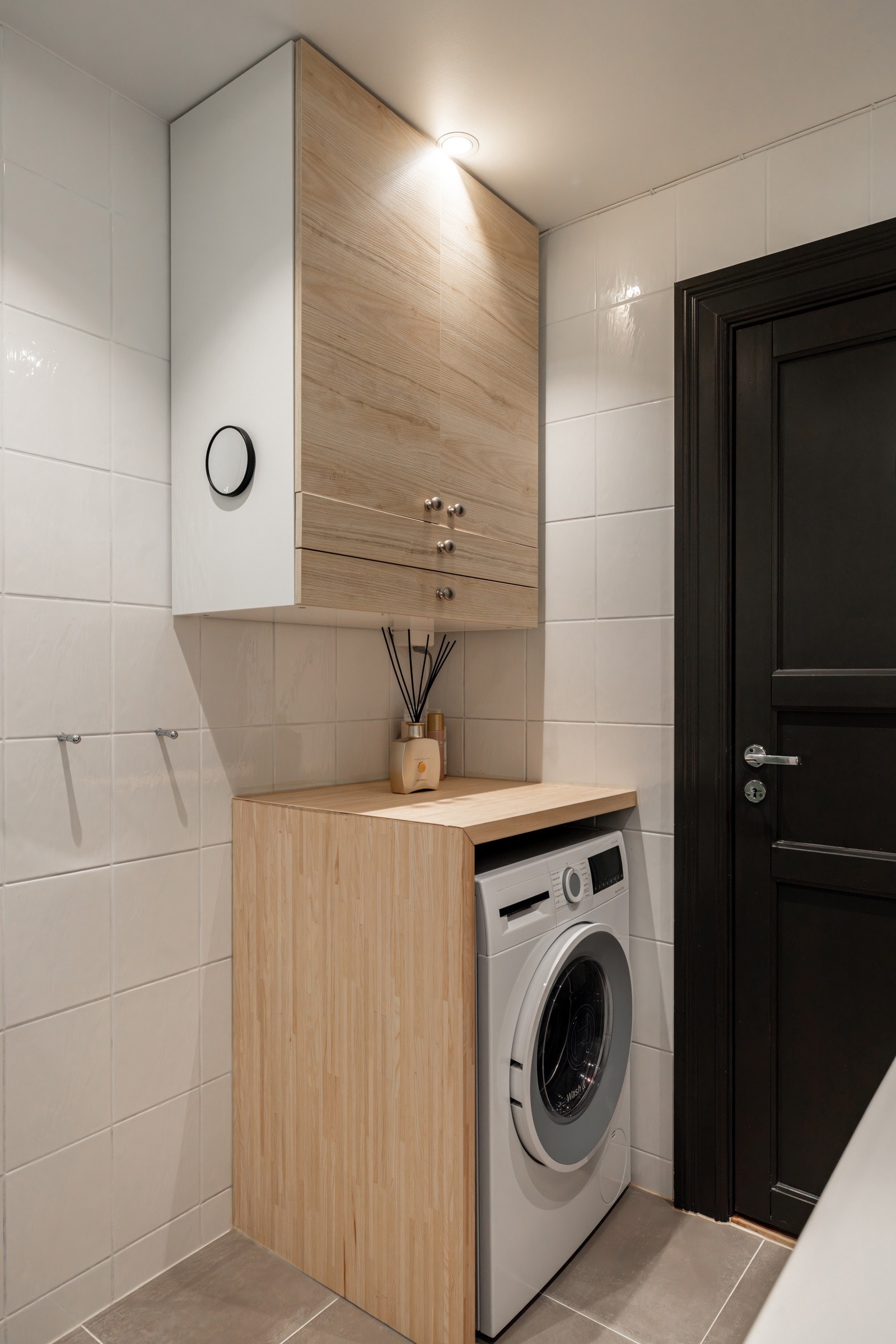 Plass til kombimaskin med praktisk benkløsning og skap/skuffer. Galleribilde