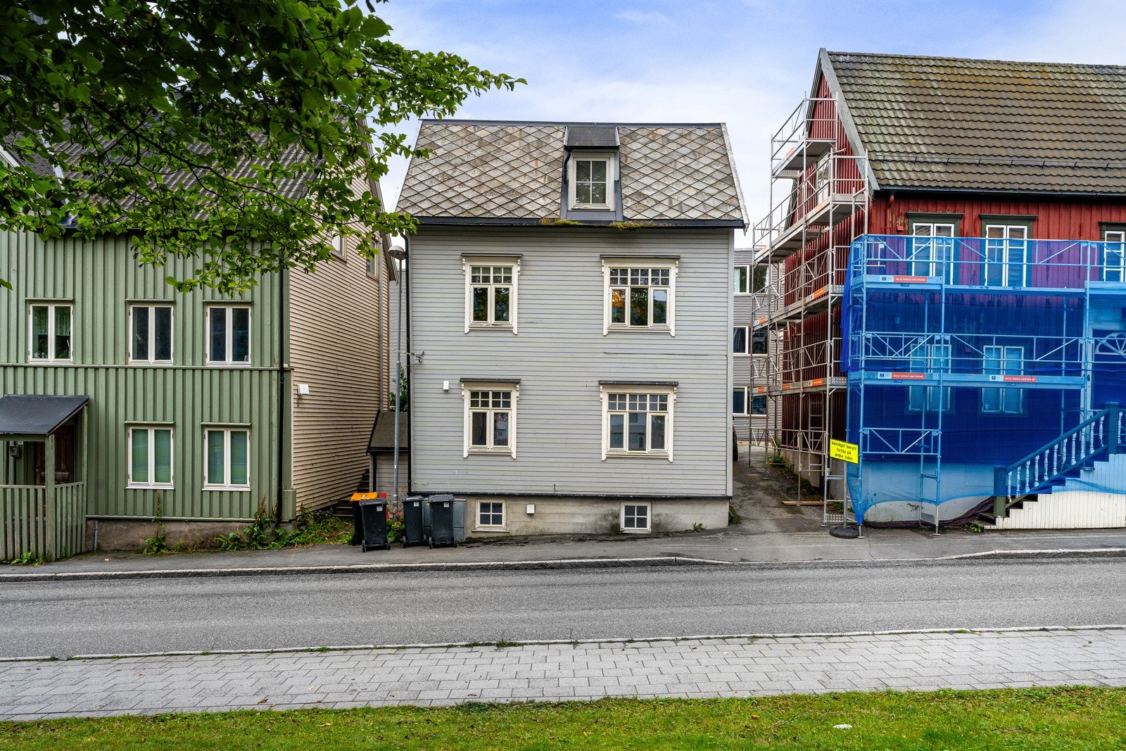 Leiligheten ligger svært sentralt til, med umiddelbar nærhet til Tromsø sentrum med sitt pulserende byliv og alt det har å by på! Galleribilde