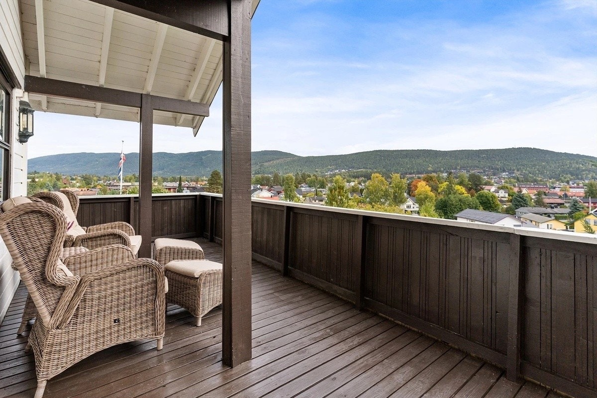 Åpen og stor balkong med mye sol og lett tilgang til hage. Her er det god plass til solrike sammenkomster på sommeren Galleribilde