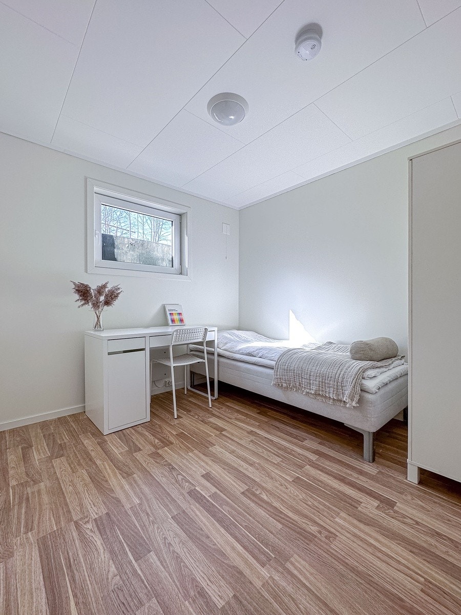 Soverom 4 ligger i første etasje og følger med seng, skrivepult og garderobe. Ca. 7 m² Galleribilde