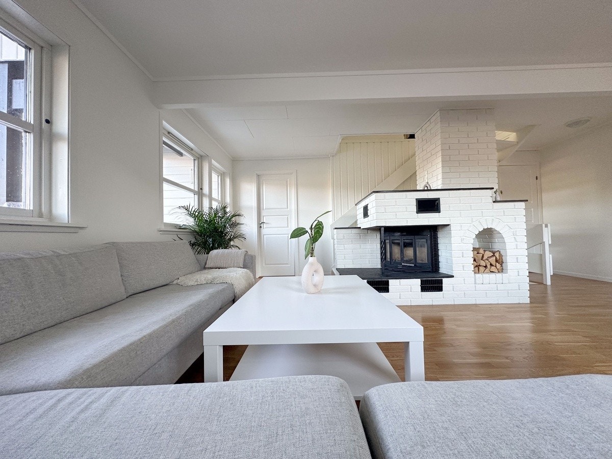 Stua er utstyrt med helt ny 65" TV, 4k Apple TV, samt en komfortabel ullsofa fra Bolia. For koselige filmkvelder Galleribilde