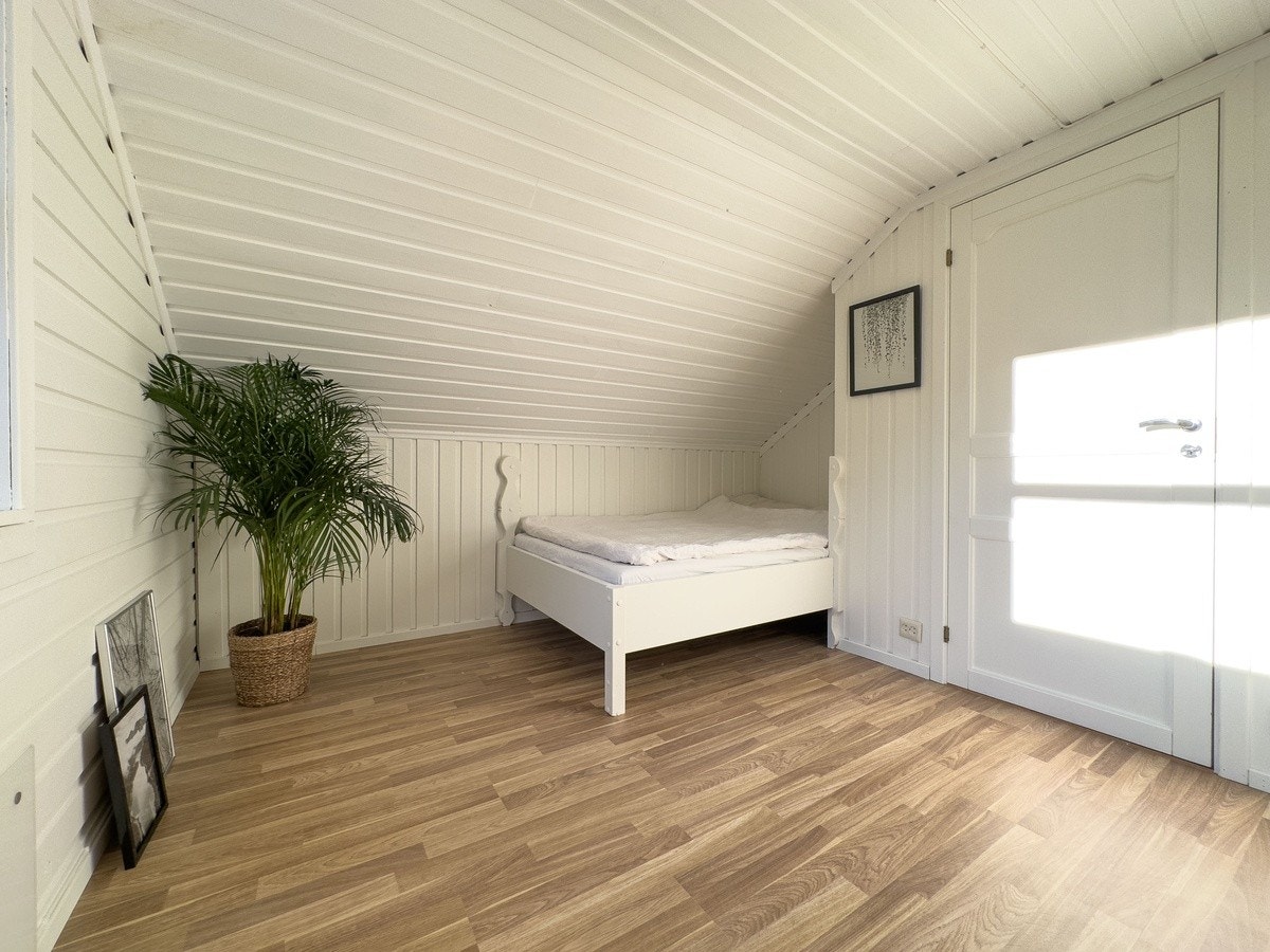 Soverom 8 ligger i tredje etasje følger med seng, skrivepult og garderobe Galleribilde