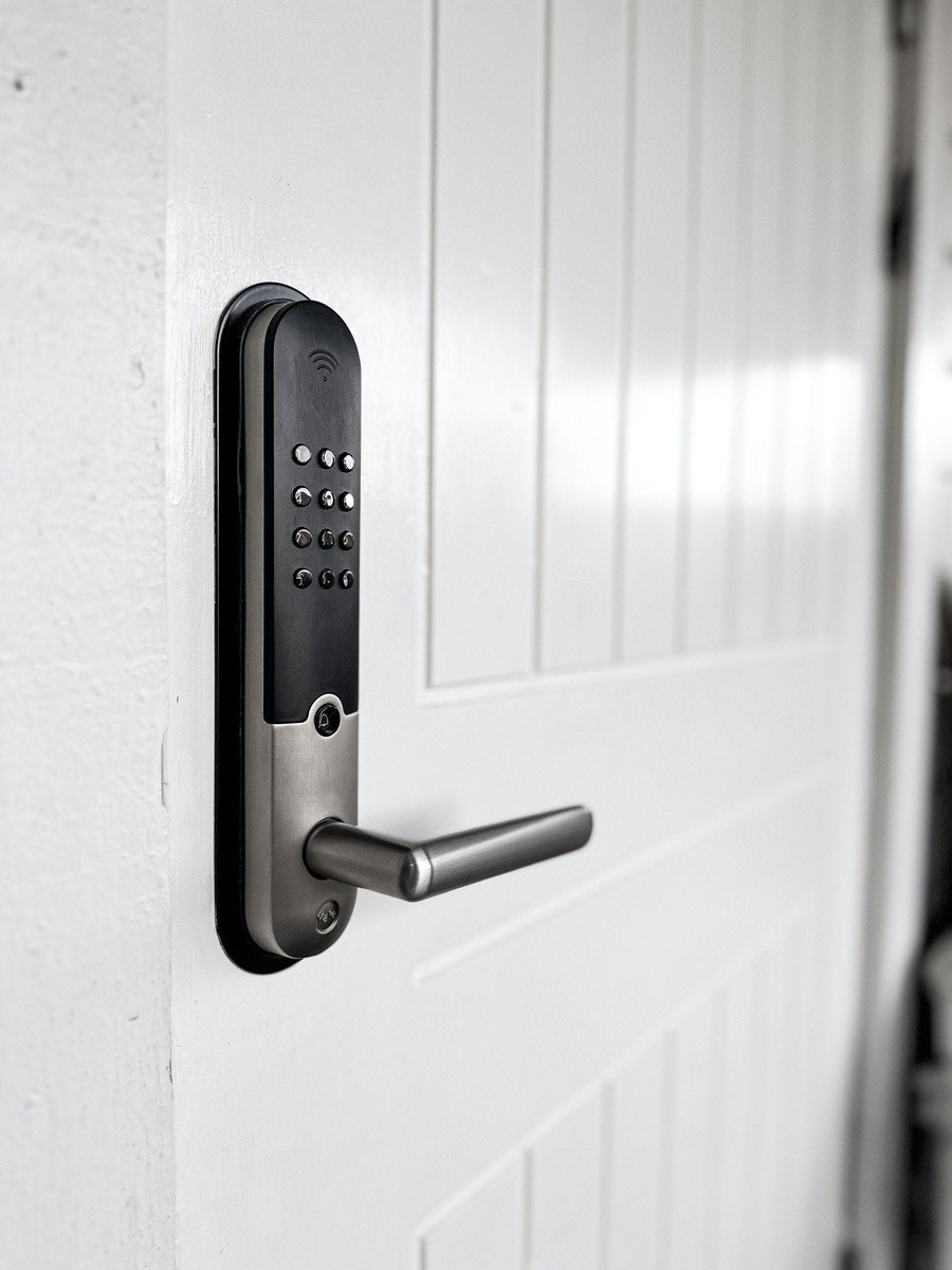 Hoveddøren har enkel tilgang med nyinstallert Yale Doorman Galleribilde