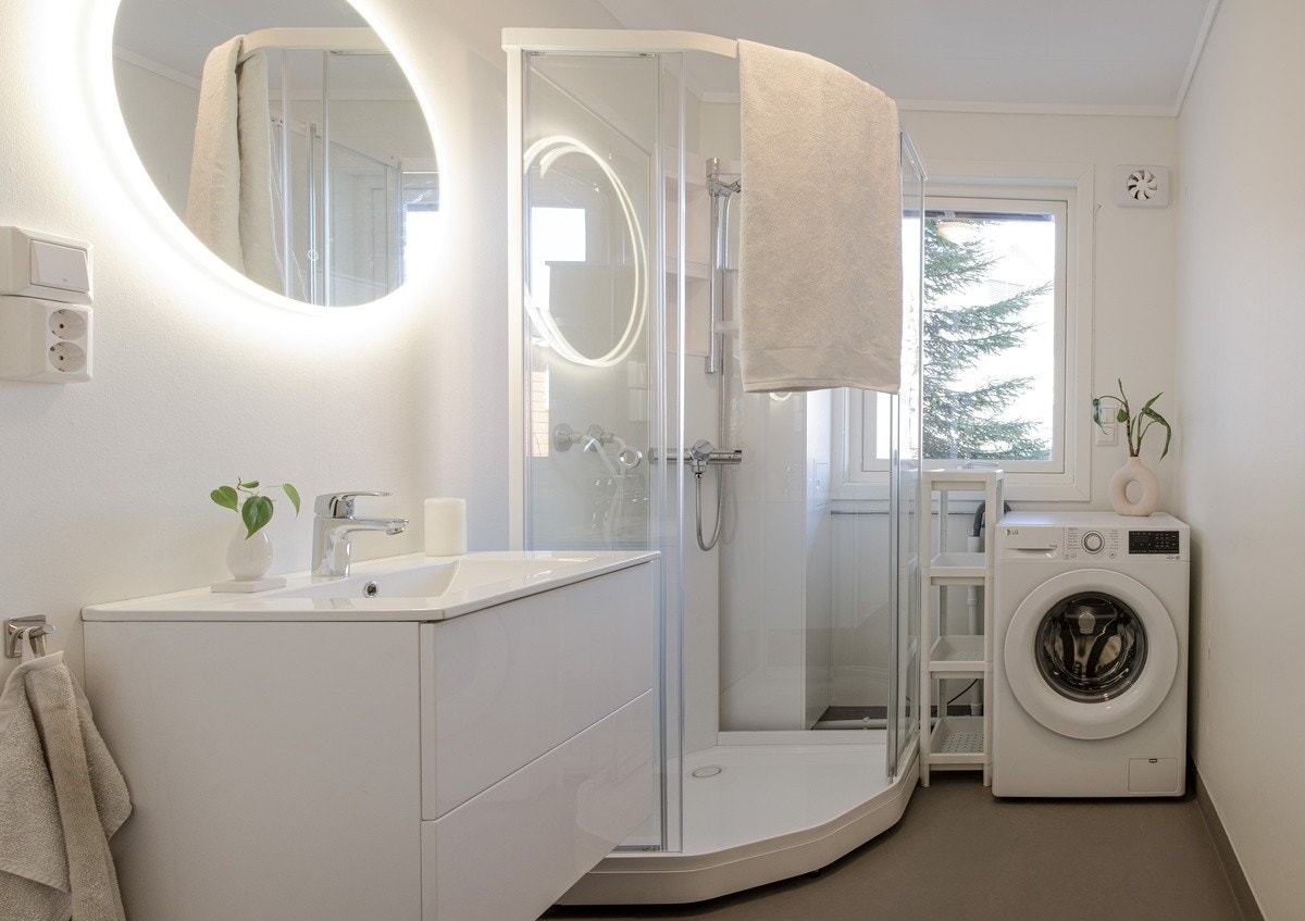 Bad 2 ligger i første etasje. Utstyrt med vask, dusj og ny vaskemaskin Galleribilde