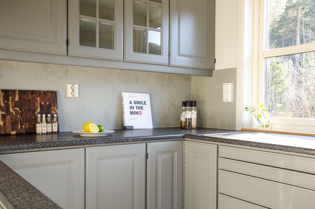 Hvitevarer inkluderer oppvaskmaskin, komfyr, mikrobølgeovn og to kjøleskap med fryser. Splitter nytt kjøleskap og et kombiskap gir rikelige muligheter for lagring for både fryse- og kjølevarer Galleribilde