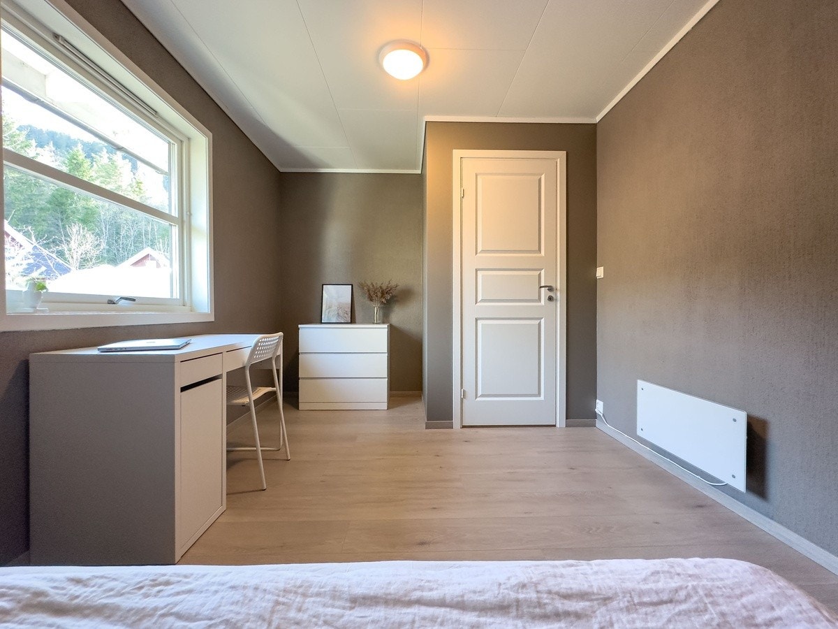 Soverom 6 ligger i andre etasje og følger med seng, skrivepult og garderobe. Ca. 11 m² Galleribilde