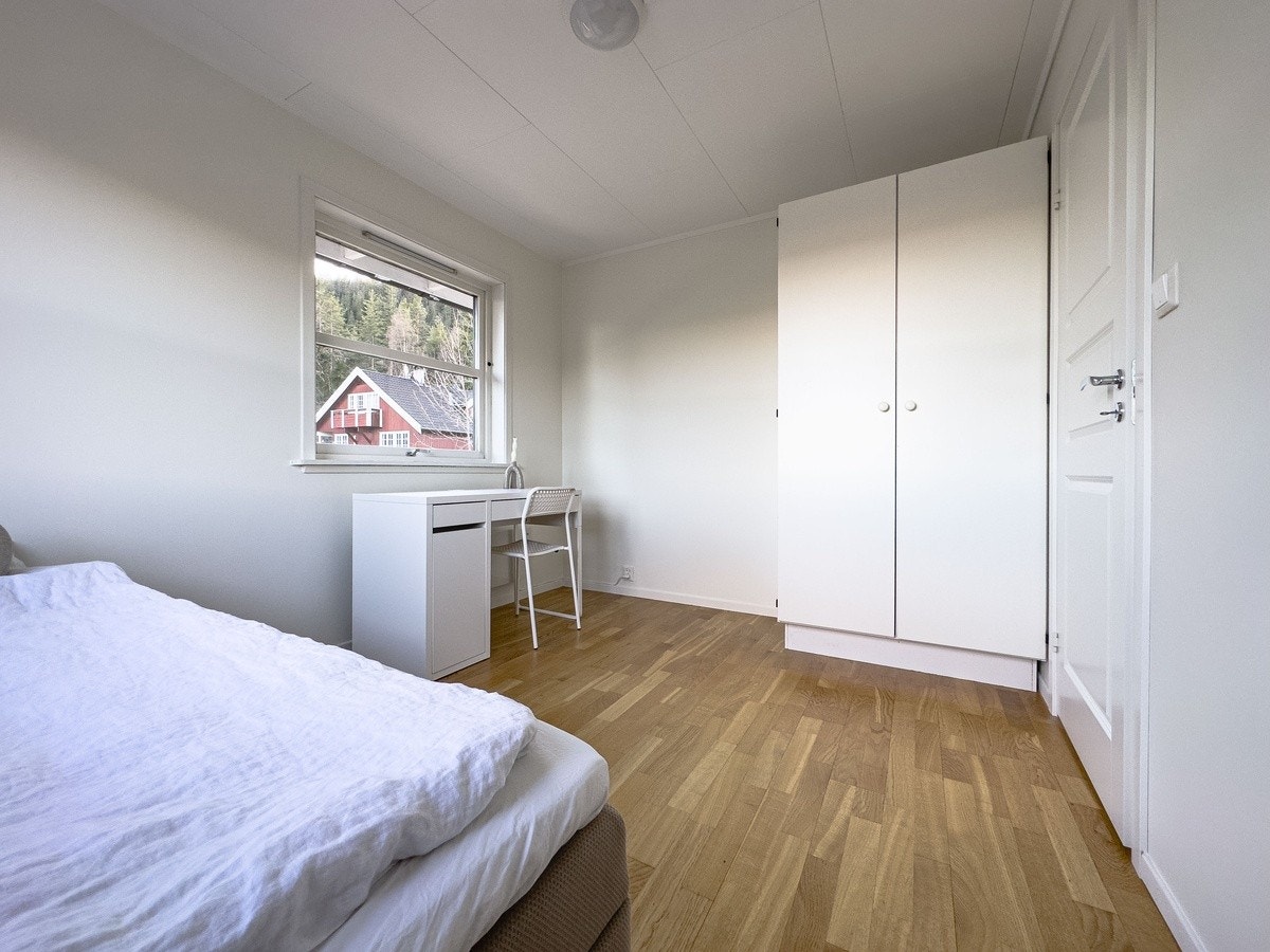 Soverom 5 ligger i andre etasje og følger med seng, skrivepult og garderobe. Ca. 10 m² Galleribilde