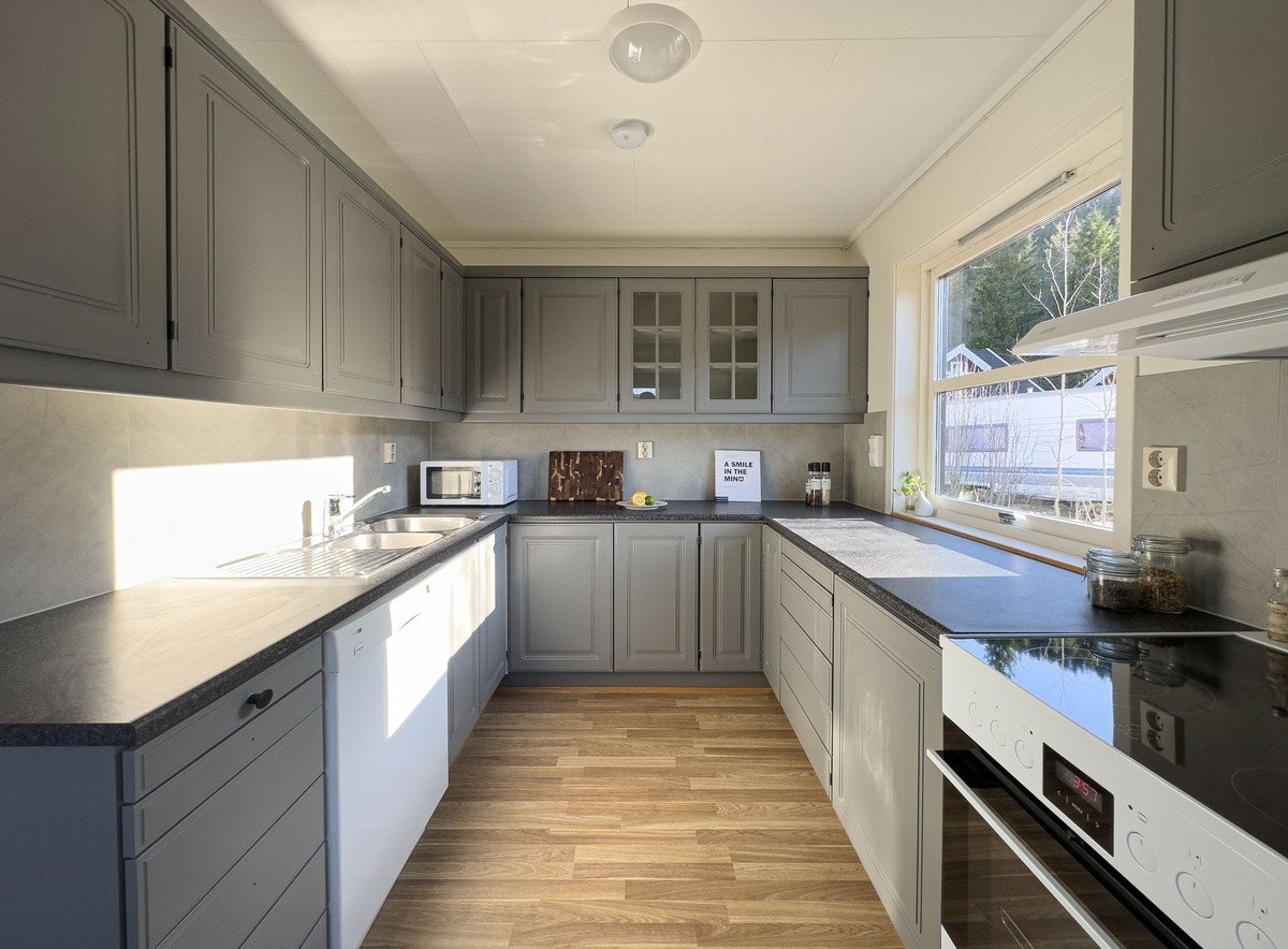 I andre etasje finner vi et stort og rikt kjøkken med store arbeidsflater og god plass til oppbevaring Galleribilde