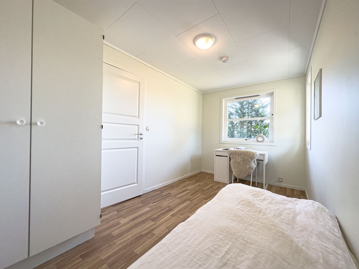 Soverom 1 ligger i første etasje og følger med seng, skrivepult og garderobe. Ca. 11 m² Galleribilde