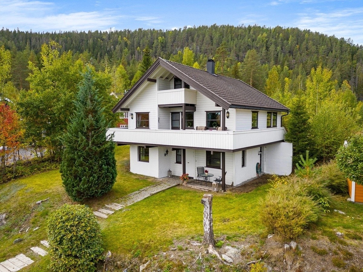 Totalrenovert hus over 3 plan med 8 soverom, 3 bad, stort kjøkken, flere balkonger og stor hage Galleribilde