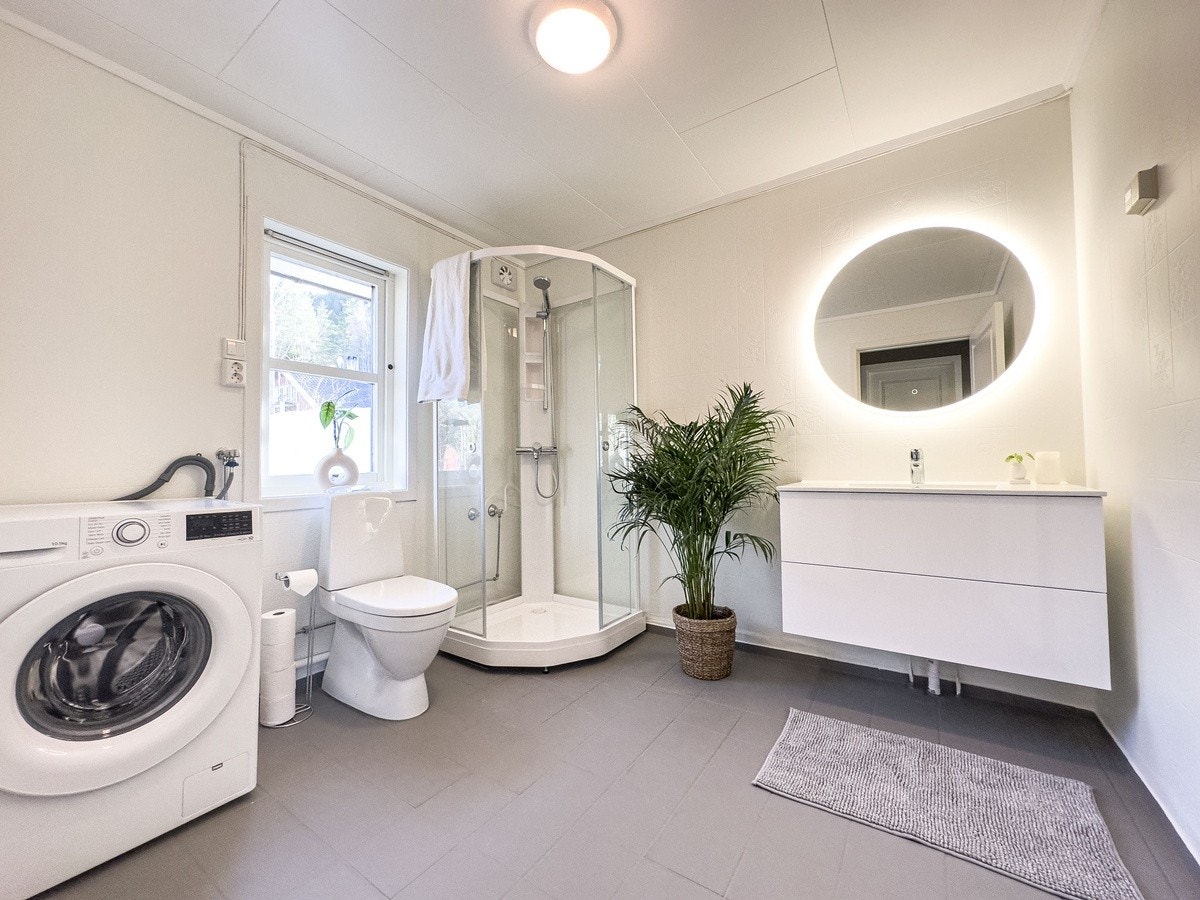 Bad 3 finner man i andre etasje. Badet er utstyrt med alt man trenger; dusj, toalett, vask med mye oppbevaringsplass og vaskemaskin Galleribilde