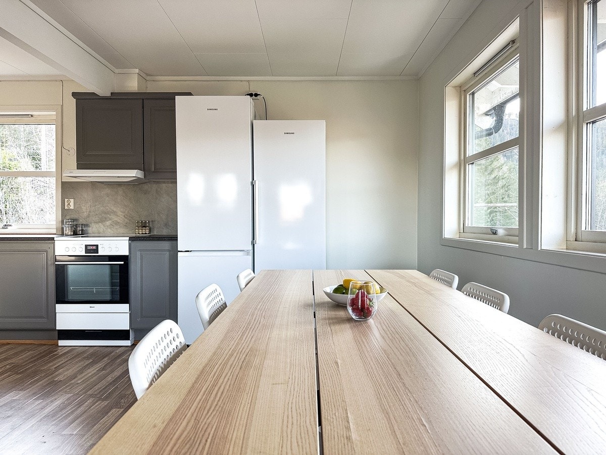 Kjøkkenet er utstyrt med alt nødvendig til å lage et godt måltid. Tallerkener, gafler, kniver, glass, kjeler og mye mer inkludert Galleribilde